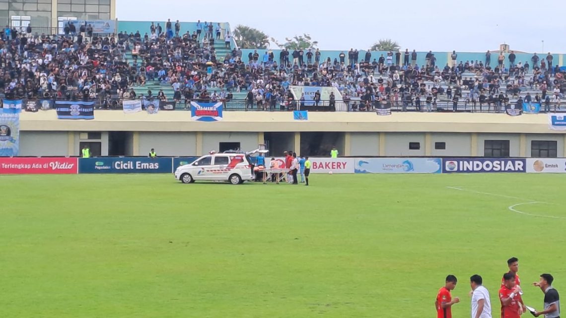 Drama Laga Persela Lamongan vs Persipal Palu, Pemain Cidera dan Ambulans Masuk Lapangan 1 Persela Lamongan