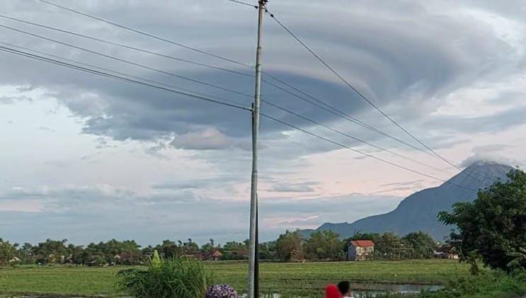 Awan Lentikularis Mirip UFO Sempat Bikin Heboh Warga Mojokerto 1 awan Lentikularis