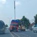 Truk Tronton Bawa 28 Ton Kertas Bekas di Mojokerto Lompati Pembatas Jalan, Lalu Lintas Arah Surabaya-Jombang Sempat Macet 8 Truk tronton.