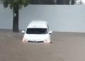 mobil terseret banjir