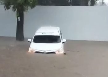 mobil terseret banjir