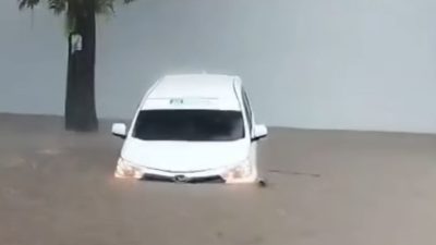 mobil terseret banjir