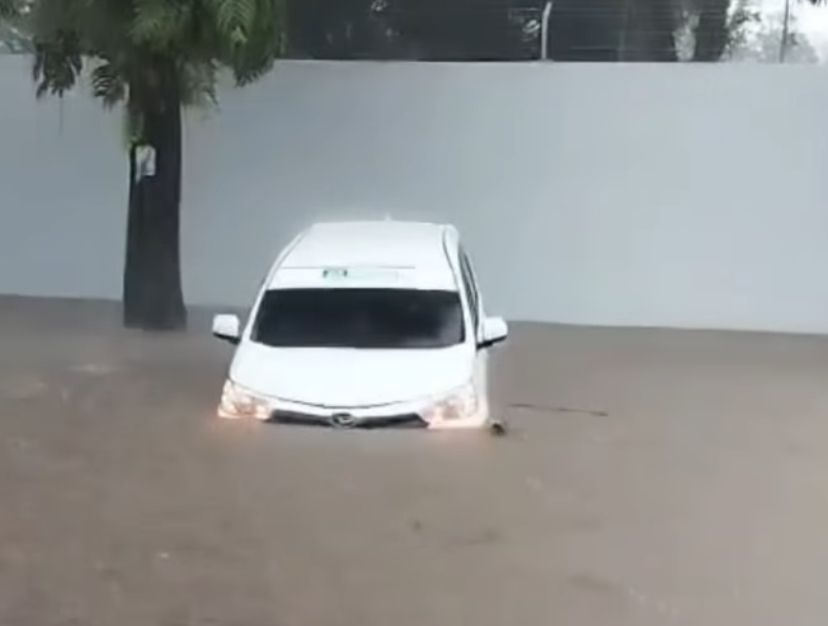 mobil terseret banjir