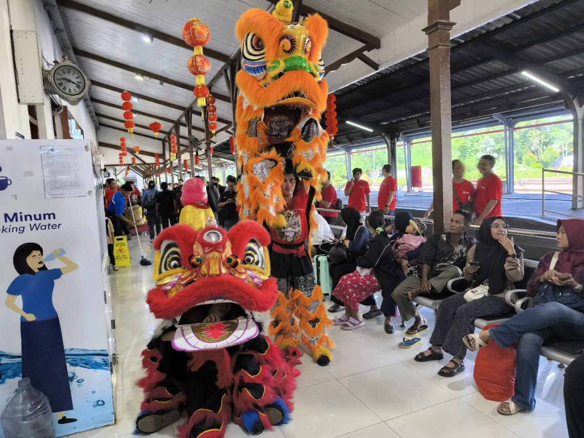 Tahun Baru Imlek 2025! Atraksi Barongsai Menyapa Para Penumpang di Stasiun Jember 1 barongsai jember