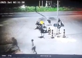 Aksi Begal Bersenjata Tajam Gasak Sepeda Motor di Mojokerto Terekam CCTV