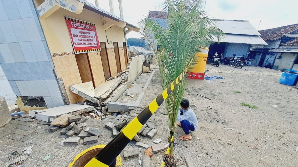 Bangunan MCK di Pesisir Tuban Rusak Parah Diterjang Gelombang Besar, Warga Terpaksa Cari Fasilitas Alternatif 1 Bangunan MCK.