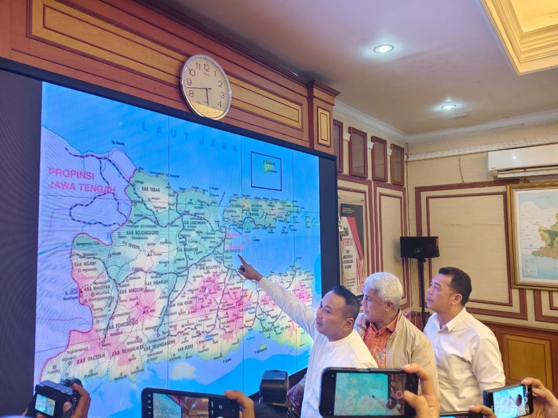 Kakanwil BPN Jatim Lampri menunjukkan wilayah HGB 656 hektare saat konferensi pers di kantornya yang berada di kawasan Gayung Kebonsari, Surabaya, Selasa (21/01/2025). (Foto: Layla Aini/Tugu Jatim)