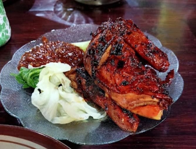 Sedapnya Ayam Bakar dan Gudeg Yogya Asli Ny Sumarti & Pak Bambang yang Melegenda: Ikon Kuliner di Jember, Rasa Tetap Autentik 1 Ayam Bakar & Gudeg Yogya.