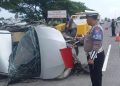 Avanza tabrak truk.