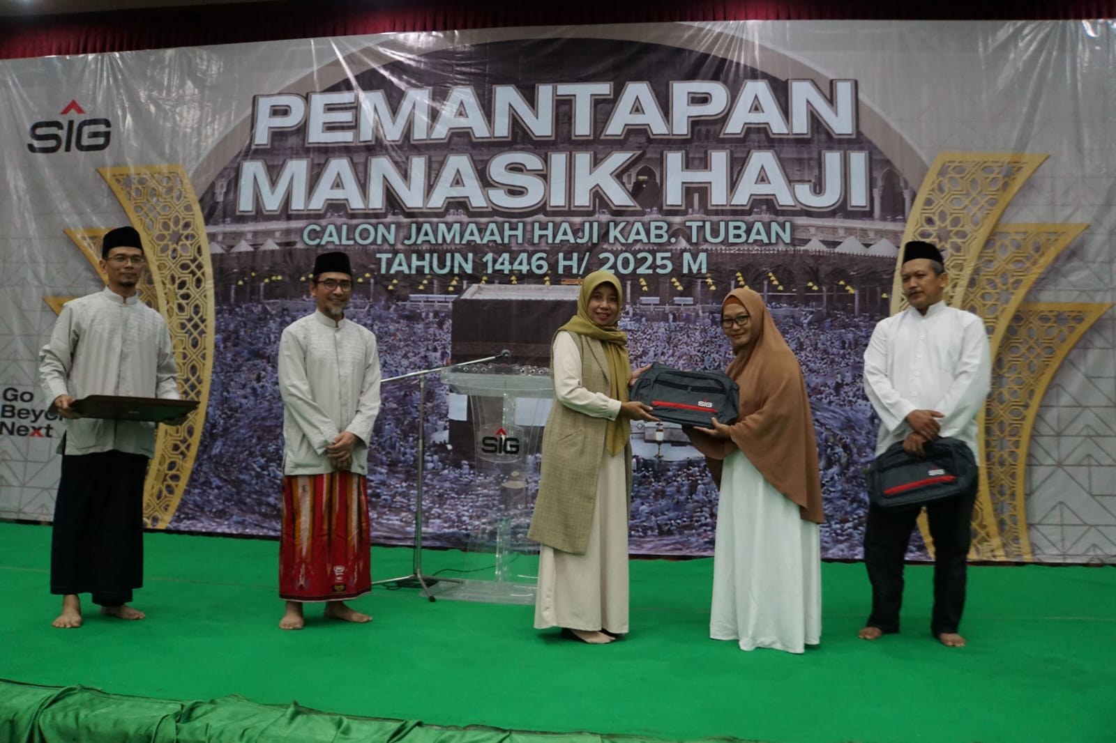 Gratis dan Fasilitas Lengkap! SIG Tuban Gelar Bimbingan Manasik Haji Bagi Ratusan Calon Jemaah 2 Jemaah Haji Tuban