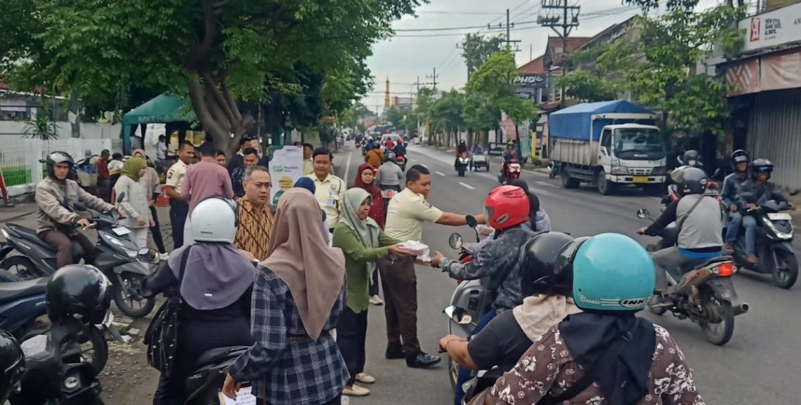 Pegadaian Kanwil XII Surabaya Bagikan Ribuan Paket Makanan Siap Saji di Program Jumat Berkah 'Mengetuk Pintu Langit' 1 Pegadaian Kanwil XII Surabaya