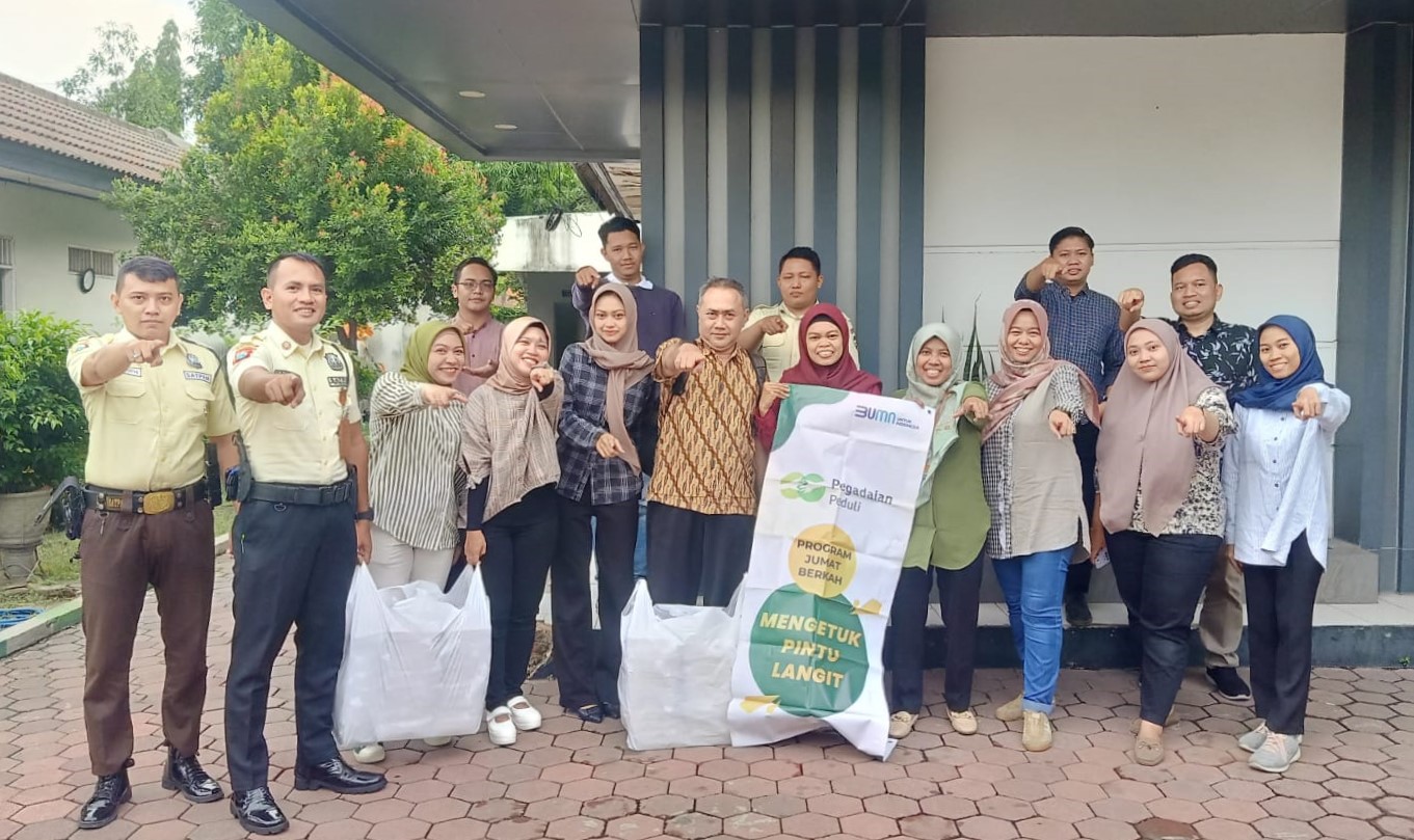 Pegadaian Kanwil XII Surabaya Bagikan Ribuan Paket Makanan Siap Saji di Program Jumat Berkah 'Mengetuk Pintu Langit' 2 Jumat Berkah