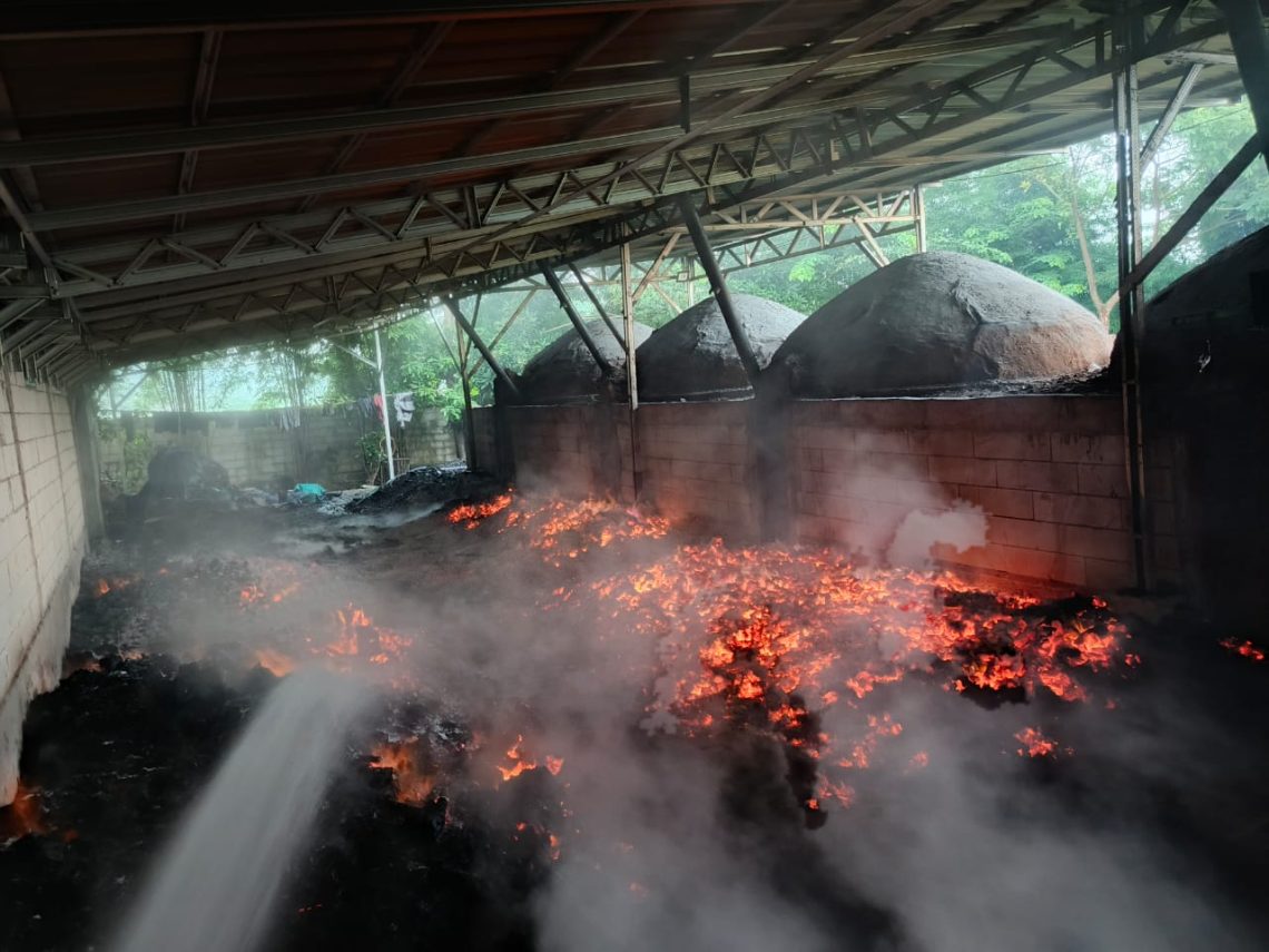 Pabrik Arang di Tuban Terbakar, Api Tungku Pembakaran Merembet ke Tumpukan Arang Siap Jual 1 Pabrik Arang