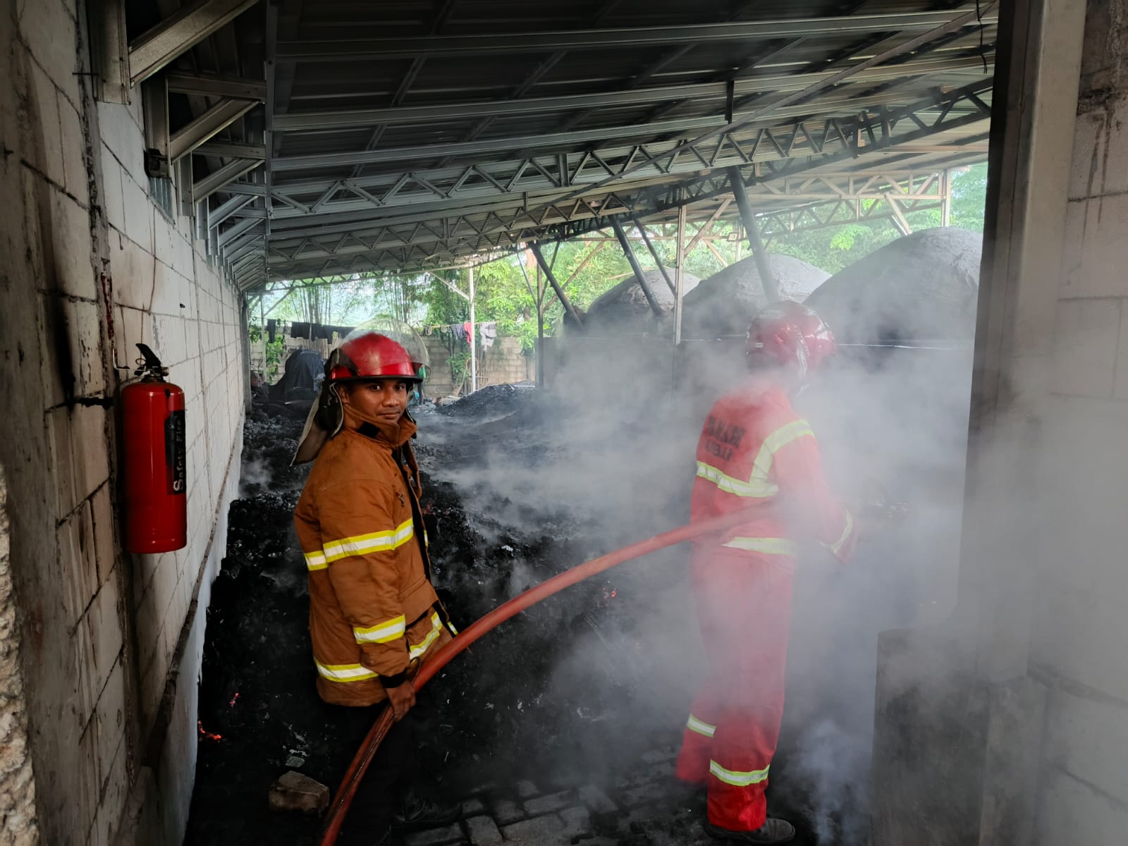Pabrik Arang di Tuban Terbakar, Api Tungku Pembakaran Merembet ke Tumpukan Arang Siap Jual 2 pabrik arang 1