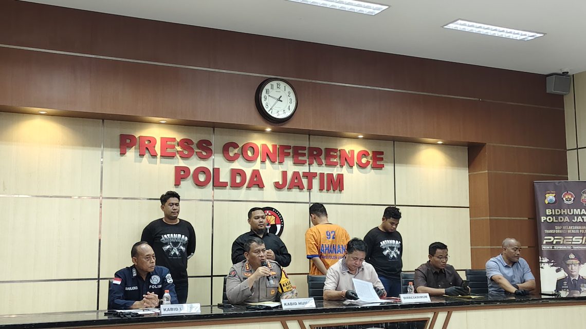 Pelaku Mutilasi Mayat Wanita Dalam Koper Dibekuk di Madiun, Sempat 'Mantul' Saat Buang Bagian Tubuh Lewat Jendela Mobil 1 Polda Jatim menggelar konferensi pers terkait penangkapan pelaku pembunuhan dan mutilasi wanita yang tubuhnua ditemukan di dalam kopernya. (Layla Aini/Tugujatim.id)