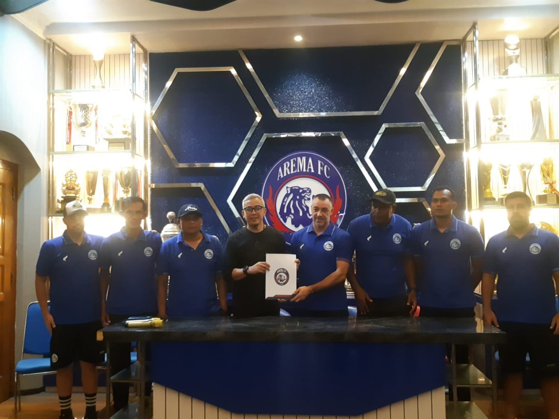 Ze Gomes Gantikan Joel Cornelli Nahkodai Arema FC 1 Pelatih baru Arema