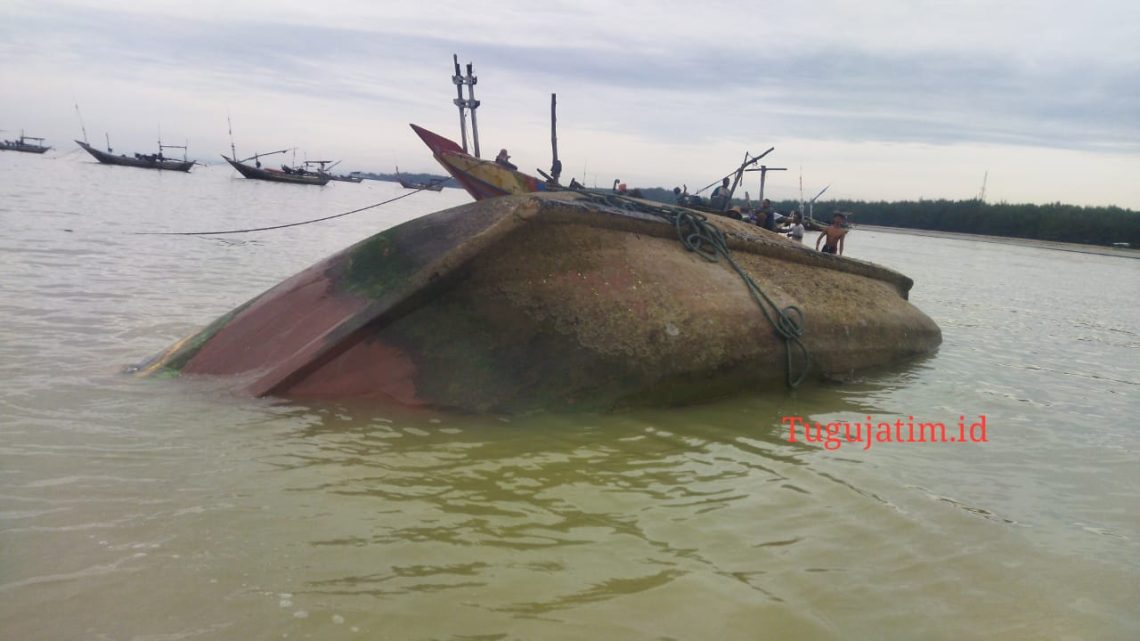 Perahu Sumadi Karam Dihantam Cuaca Buruk Pantai Sugihwaras Tuban 1 Pantai Tuban