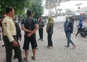 Pria Pamer Kelamin