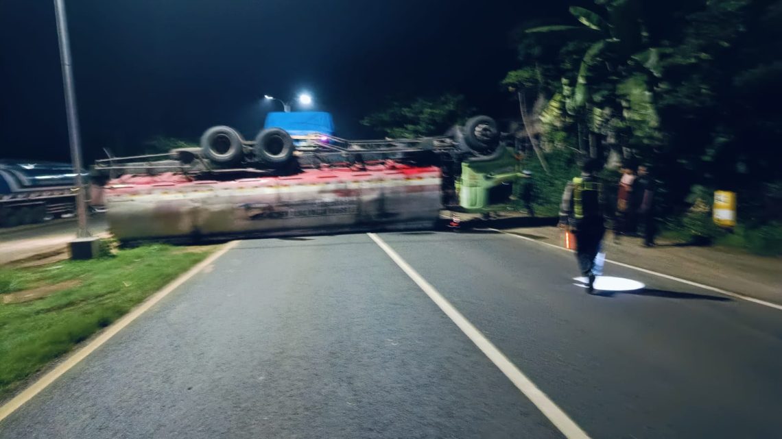 Truk Tangki Muatan Minyak Sawit Terguling di Jalan Lingkar Selatan Tuban 1 Truk Terguling Tuban