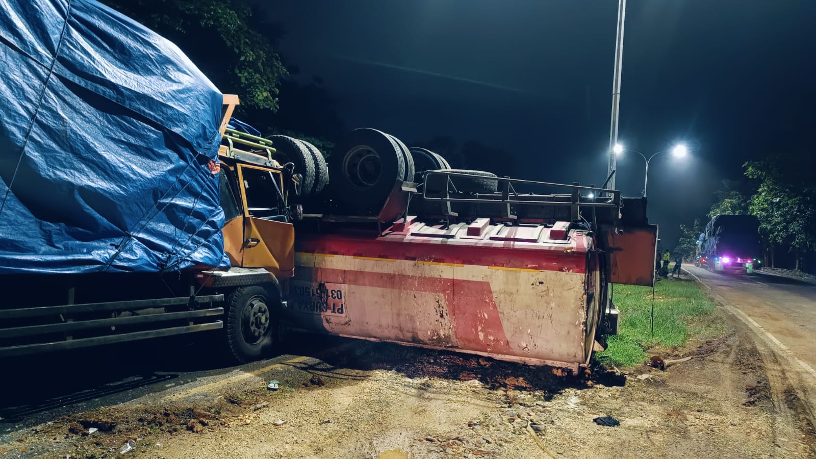Truk Tangki Muatan Minyak Sawit Terguling di Jalan Lingkar Selatan Tuban 2 truk tangki