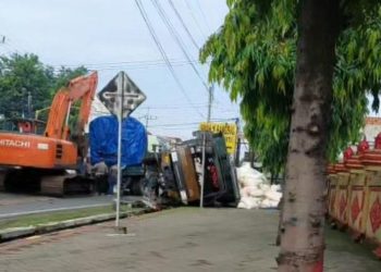 Truk Muatan 45 Ton Jagung Terguling di Mojokerto Setelah Berusaha Hindari Sepeda Motor 9 Truk Terguling Mojokerto