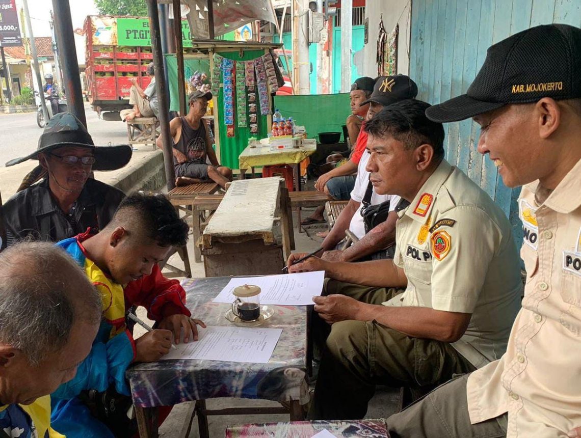 Belasan PMKS di Mojokerto Kena Teguran, 3 Kali Melanggar Diserahkan ke Dinsos 1 Satpol PP Kabupaten Mojokerto saat menindak kelompok PMKS. (Foto: dok Satpol Mojokerto)