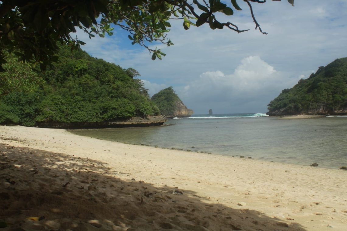 Pesona Pantai Gatra saat Weekend Tiba, Hidden Gem Memukau bak Pantai Pribadi di Malang Selatan 1 Pantai Gatra.