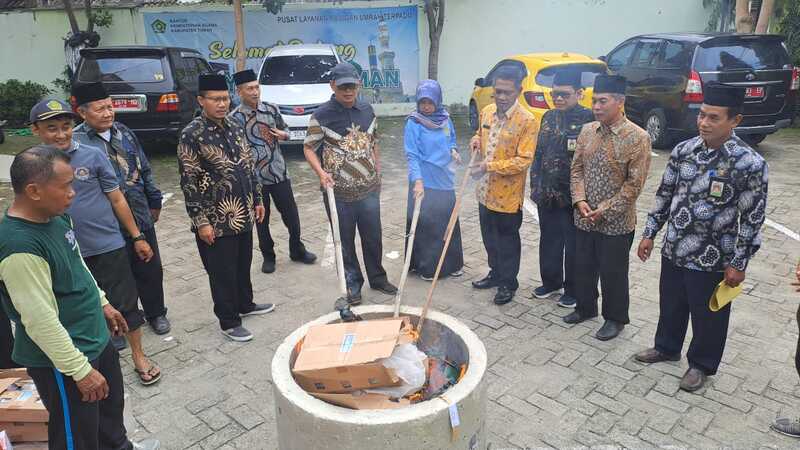 Blangko nikah rusak di Tuban.