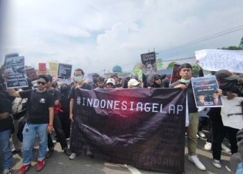 Potret Massa Aksi Demo "Indonesia Gelap" di Surabaya, Beri Rapor Merah untuk 100 Hari Pemerintahan Prabowo-Gibran 1 Demo Indonesia Gelap.