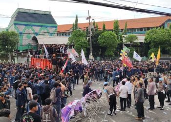 Mahasiswa Surabaya.