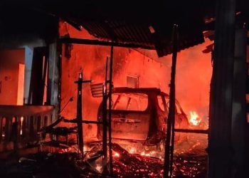 Rumah dan mobil.