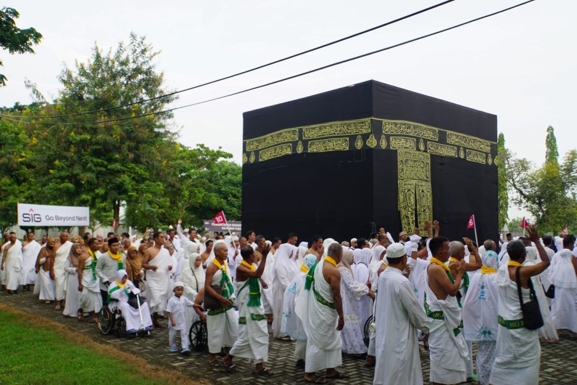 Mantapkan Persiapan, 1.250 Calon Jamaah Haji Tuban Antusias Praktik Manasik Haji 1 Manasik haji.