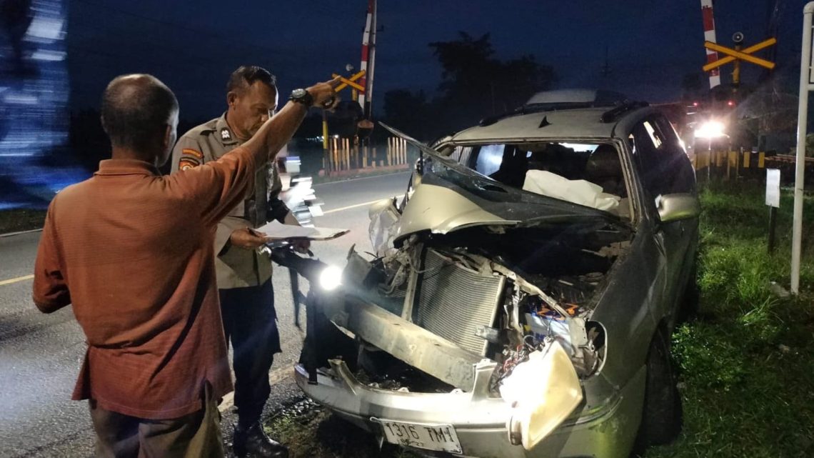 KA Wijaya Kusuma Tabrak Minibus di Jember Akibat Lalai, Penjaga Palang Pintu Terancam Pidana 1 Penjaga palang pintu.