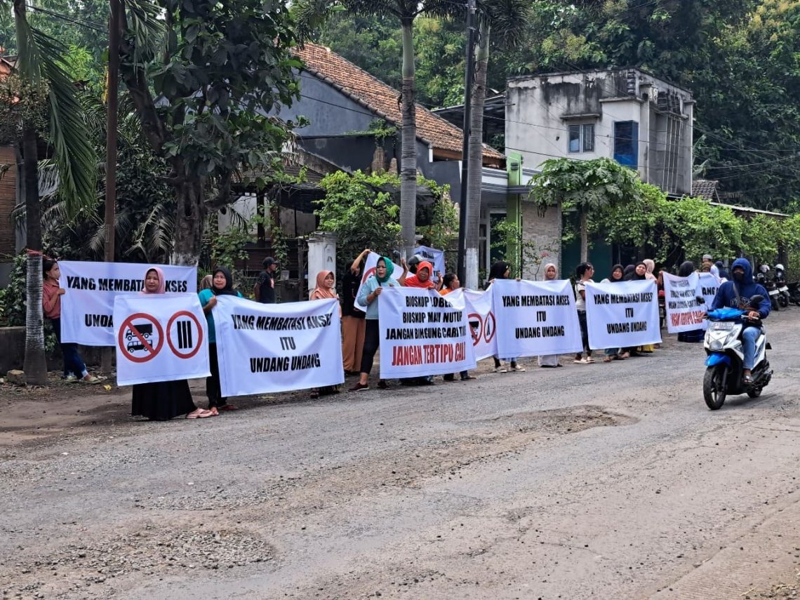 Jalan rusak.