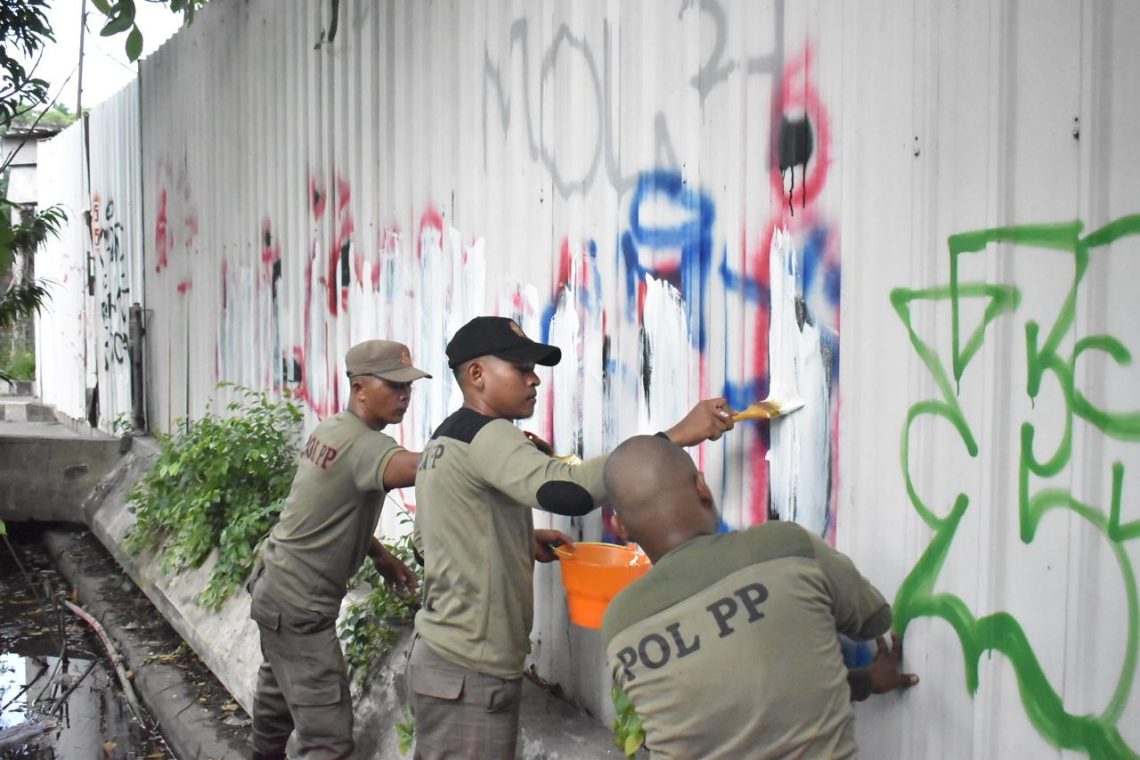 Satpol PP Cat Ulang Tulisan 'Adili Jokowi' di 24 Titik Kota Surabaya 1 Adili Jokowi