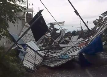 Pohon Hingga Atap Warkop di Kota Mojokerto Roboh Disapu Angin Kencang 3 Atap warkop di Blooto Kota Mojokerto