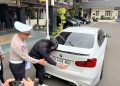 Pengemudi mobil BMW.