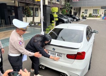 Klarifikasi! Pengemudi Mobil BMW Minta Maaf: Plat Palsu “N 3 NEN” Hanya untuk Konten TikTok 10 Pengemudi mobil BMW.