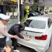 Pengemudi mobil BMW.