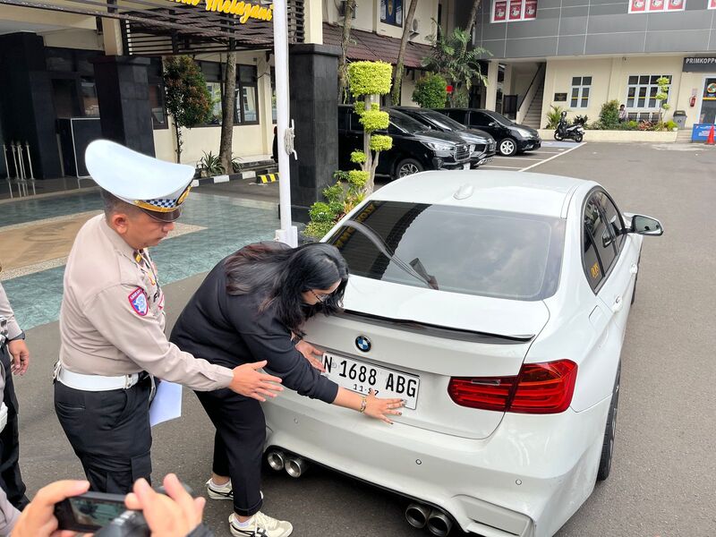 Viral Mobil BMW Plat Tak Senonoh "N 3 NEN", Satlantas Polresta Malang Kota Tilang Pengemudi 2 Mobil BMW tidak senonoh di Malang.