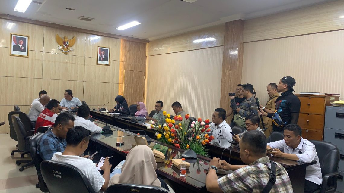 Pendemo Desak Buka Kembali Akses Jalan Rambipuji-Puger, DPRD Akan Koordinasi ke Pemprov Jatim 1 Beberapa perwakilan pendemo menemui Ketua Komisi C DPRD Jember, mendesak buka jalan Rambipuji-Puger pada Senin (03/02/2025). (Foto: Diki Febrianto/Tugu Jatim)