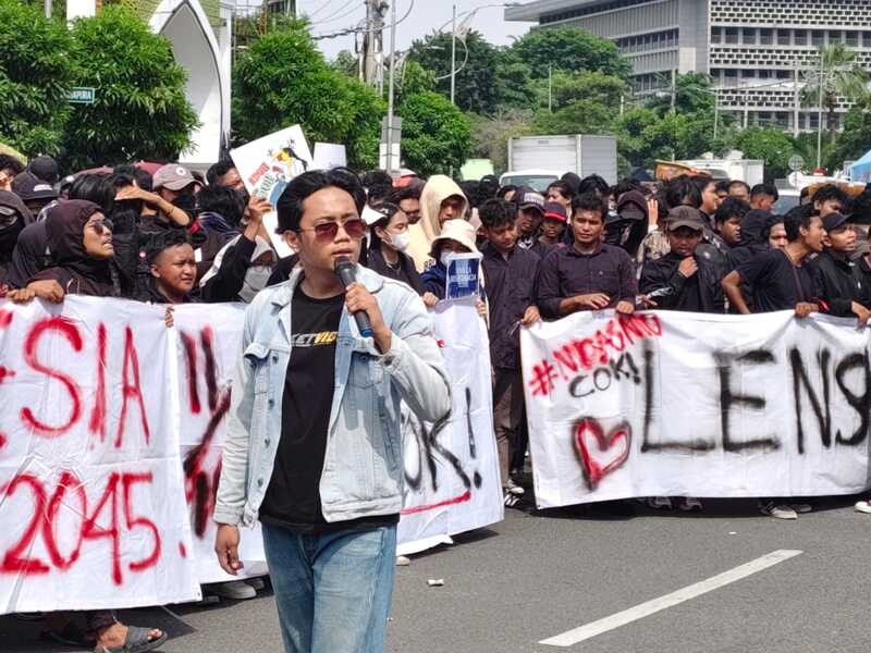 Demo Indonesia Gelap di Surabaya.