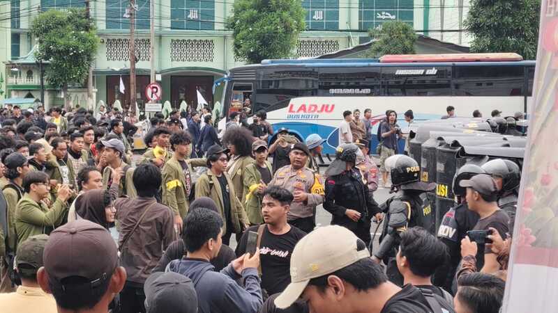 Demo mahasiswa di Surabaya.