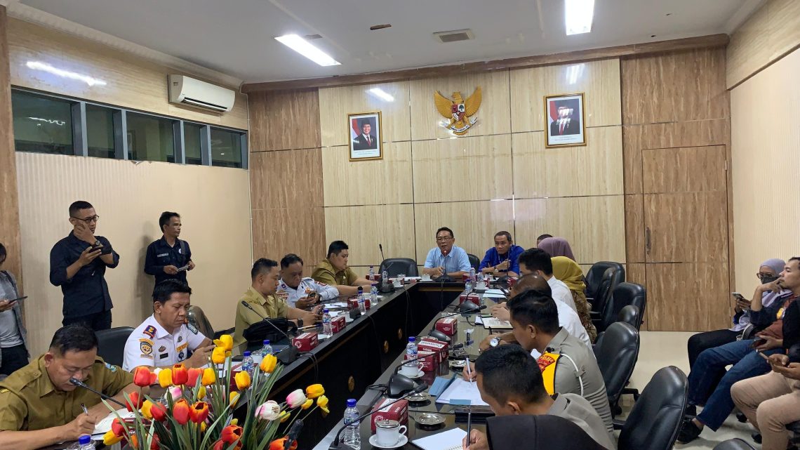 DPRD Jember Usul Buka Blokade Jalan Provinsi Rambipuji-Puger, Truk Muatan Berat Bisa Melintas Malam Hari 1 RDP Komisi C DPRD Jember soal blokade jalan provinsi Rambipuji-Jember yang diusulkan dibuka untuk truk bermuatan berat pada malam hari pada Senin (10/02/2025). (Foto: Diki Febrianto/Tugu Jatim)