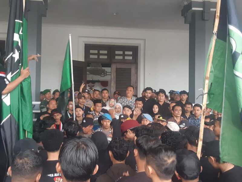 Demo di DPRD Kota Malang.