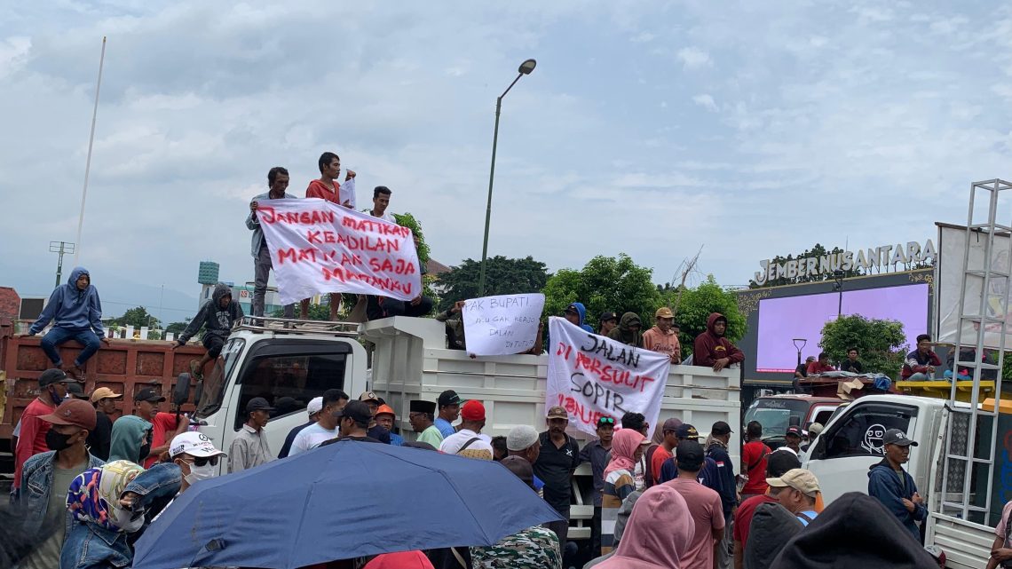 Ribuan Warga Naik Puluhan Truk Demo Kantor Pemkab Jember, Buntut Penutupan Jalan di Puger 1 Penutupan jalan.