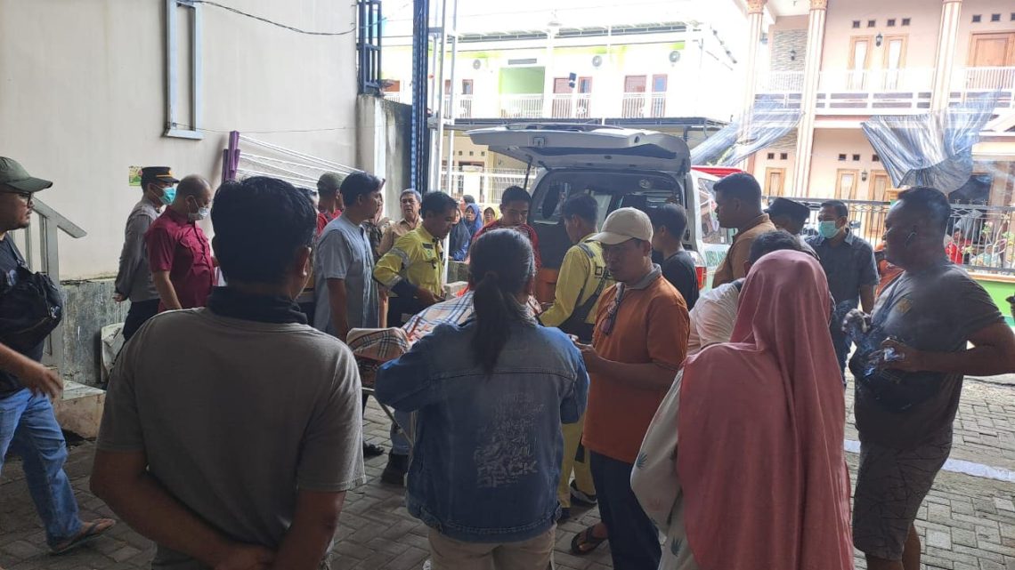 Karyawan Swasta di Tuban Ditemukan Meninggal di Kamar Kos, Diduga Serangan Jantung 1 Jenazah korban dievakuasi ke dalam mobil ambulans untuk diantarkan ke rumah duka. (Foto: Mochamad Abdurrochim/Tugu Jatim)