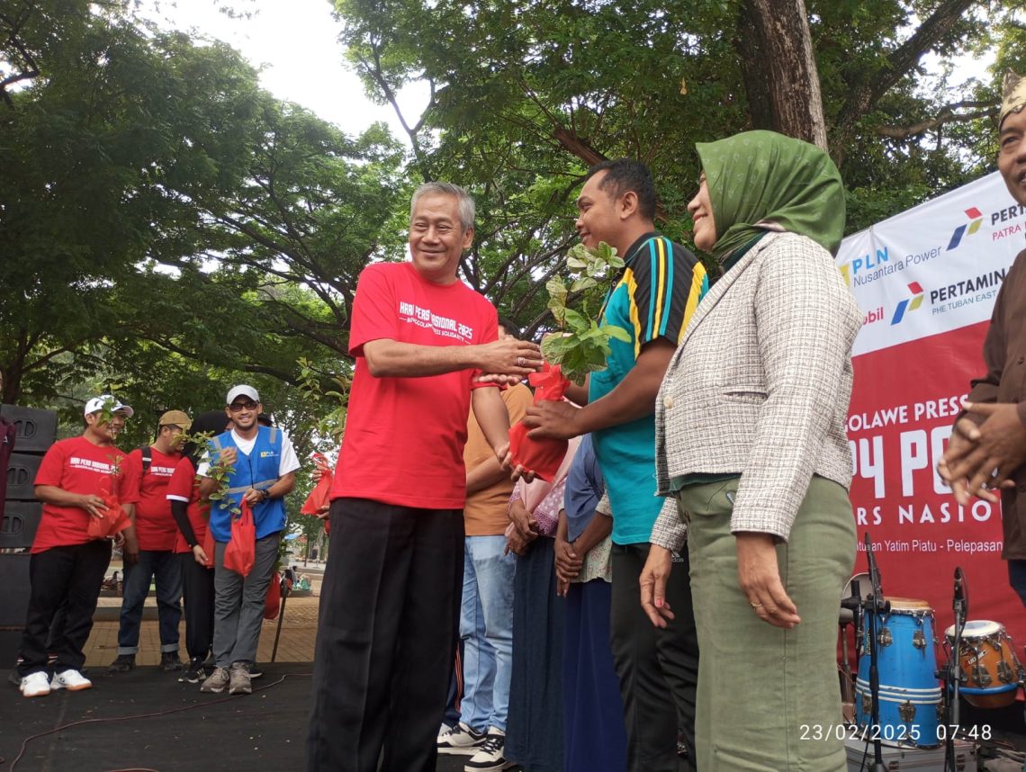 Jurnalis Ronggolawe Press Solidarity Tuban Lepas Burung Endemik dan Bagikan Ribuan Bibit Pohon di Peringatan HPN 1 Penyerahan Bibit Pohon