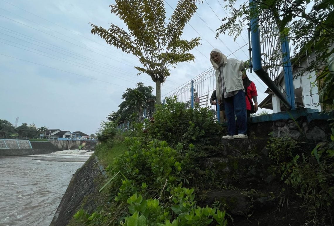 Ketua DPRD Kota Malang Turun ke Sungai Rolak Saat Hujan, Cek Kondisi Plengsengan Tergerus Air Sungai 1 Amithya Ratnanggani Sirraduhita