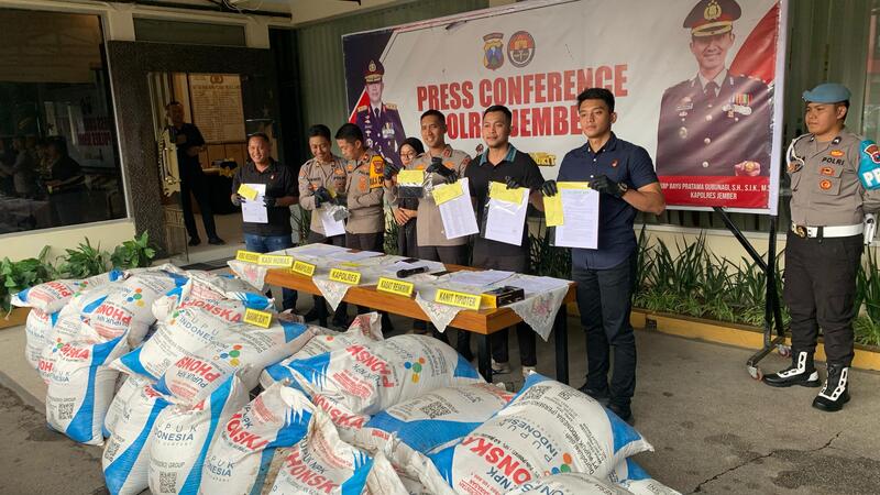 Didenda 100 Ribu, Polres Jember Bebaskan Tersangka Penyelewengan Pupuk Subsidi 2 Penyelewengan pupuk subsidi.